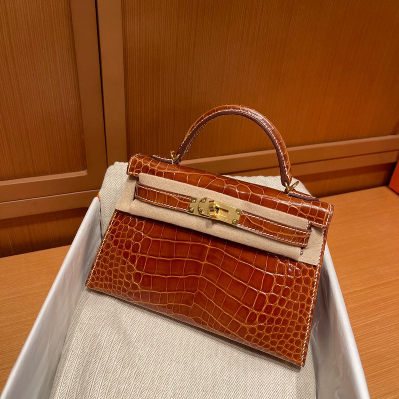 Crisp handbag styled for everyday wear