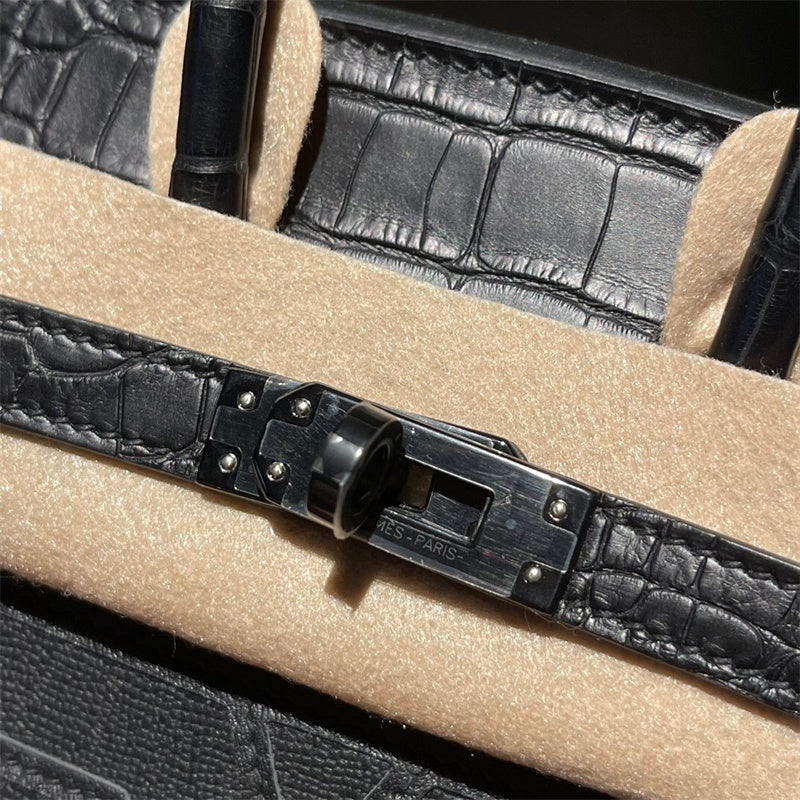  tote bag close-up of hardware and finish 17