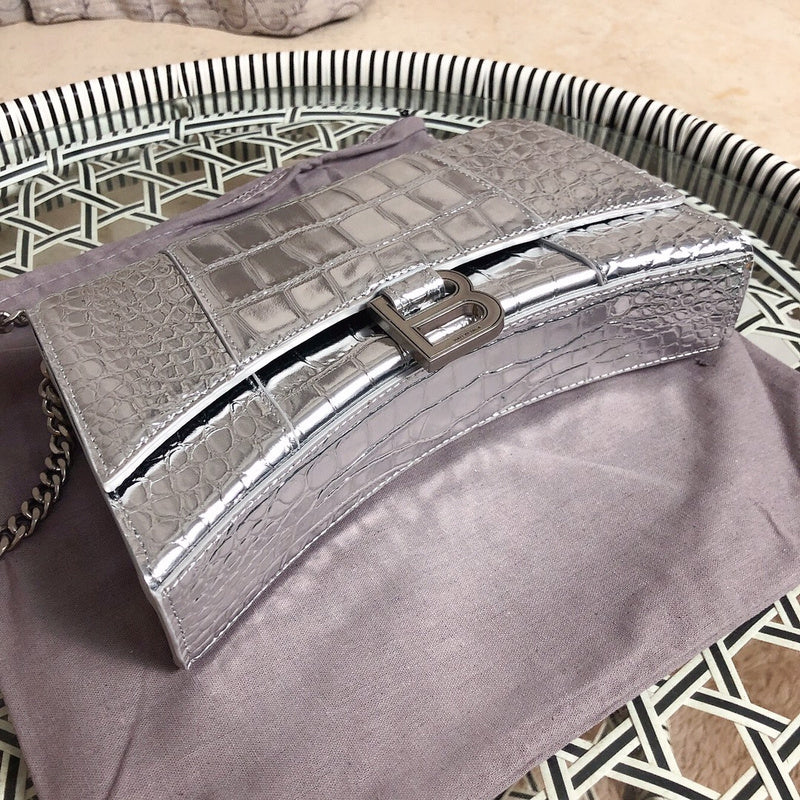 Handle and strap detail of chic modern women's handbag – women's luxury accessory