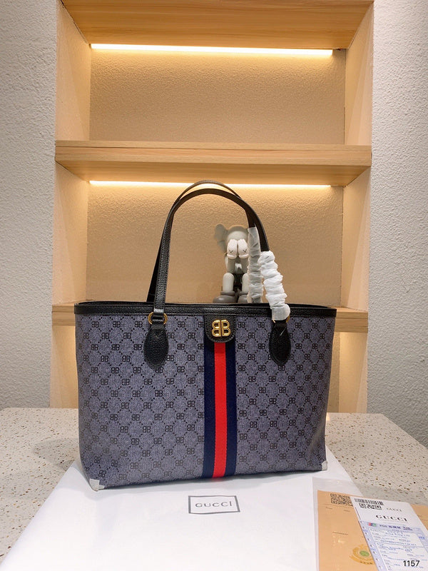 Ziva's Charm handbag – close-up view (one versatile size)