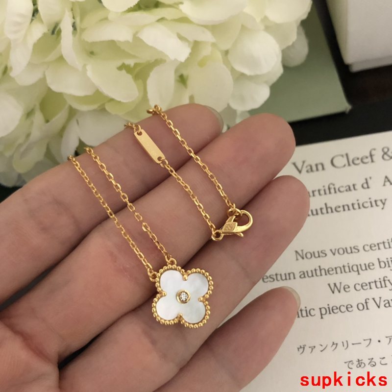 Full view of Van Cleef & Arpels unisex jewelry piece