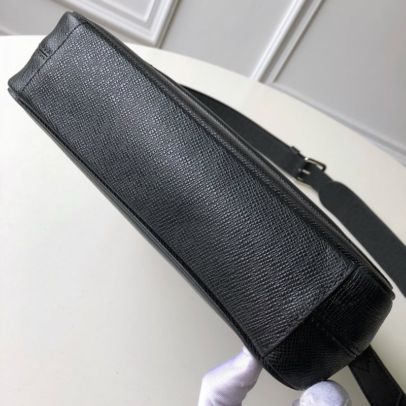 Handle and strap detail of elevated statement women's handbag – women's luxury accessory