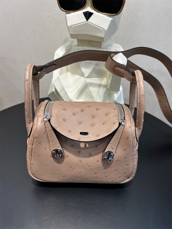  minimalist everyday bag detail view showing craftsmanship 14