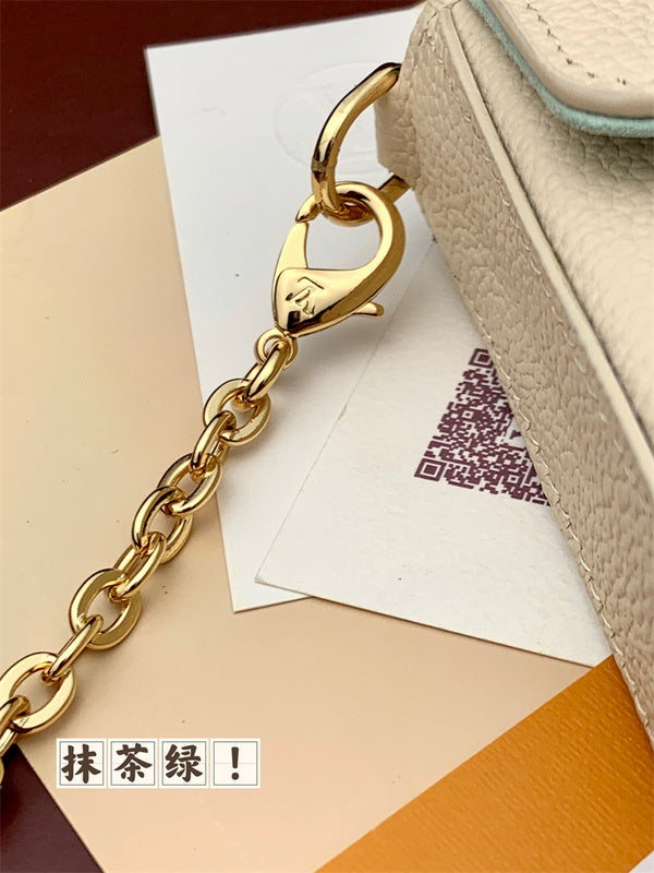  graceful carryall bag styled with outfit 12