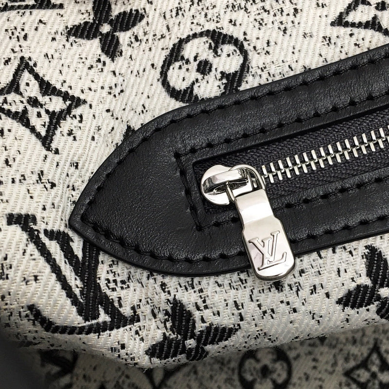 Top view of everyday-luxe premium women's handbag – women's luxury accessory