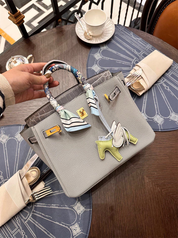  essential everyday bag styled with outfit 18