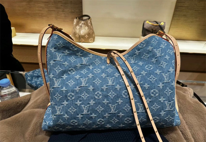  Smart top-handle bag carried on shoulder 22