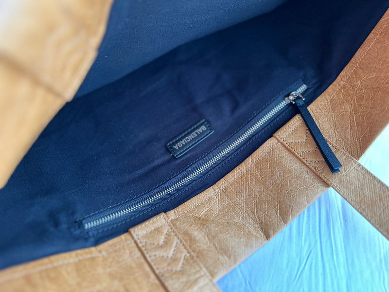 Ziva's Charm handbag – product shot (one versatile size)