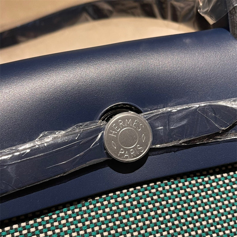  smart everyday bag detail view showing craftsmanship 8