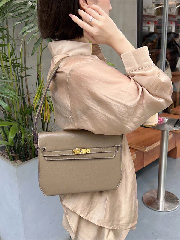  Structured carryall bag front view 13