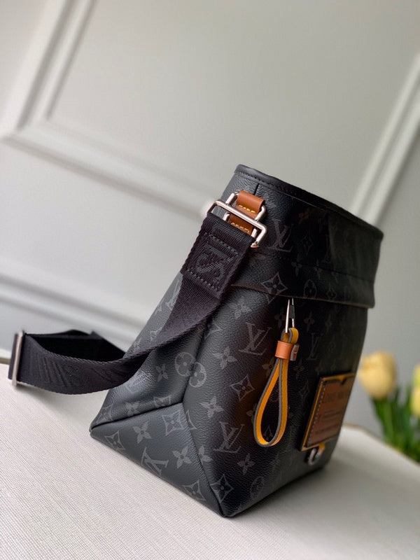 Front view of everyday-luxe polished women's handbag – women's designer-style accessory