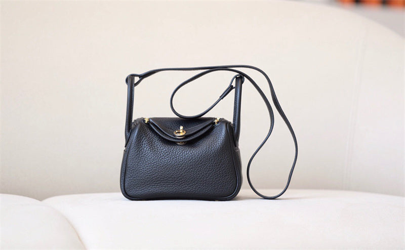  everyday carryall bag detail view showing craftsmanship