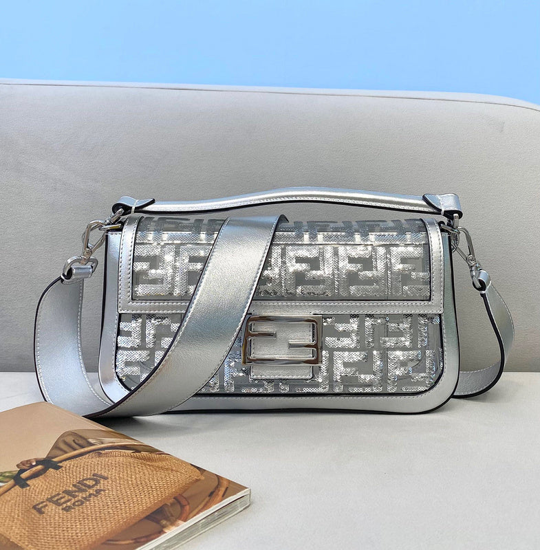 Ziva's Charm handbag – detail view (26cm*5cm*15cm)