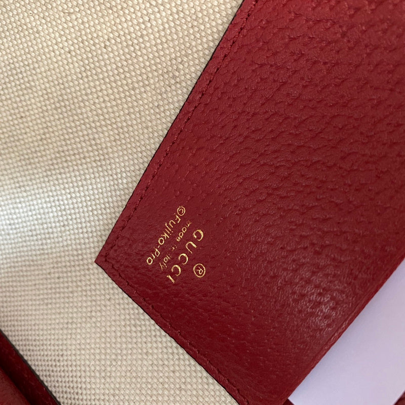 Close-up detail of chic refined women's handbag – women's everyday handbag