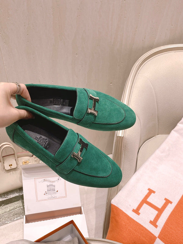 Hermès Grey Bow-Detail Flats - Detail Shot of Craftsmanship
