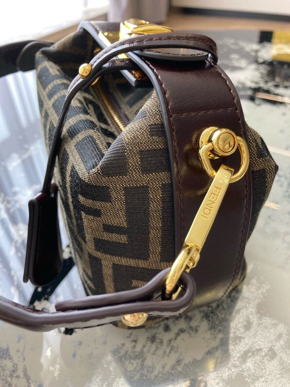 Ziva's Charm handbag – close-up view (Standard Size)