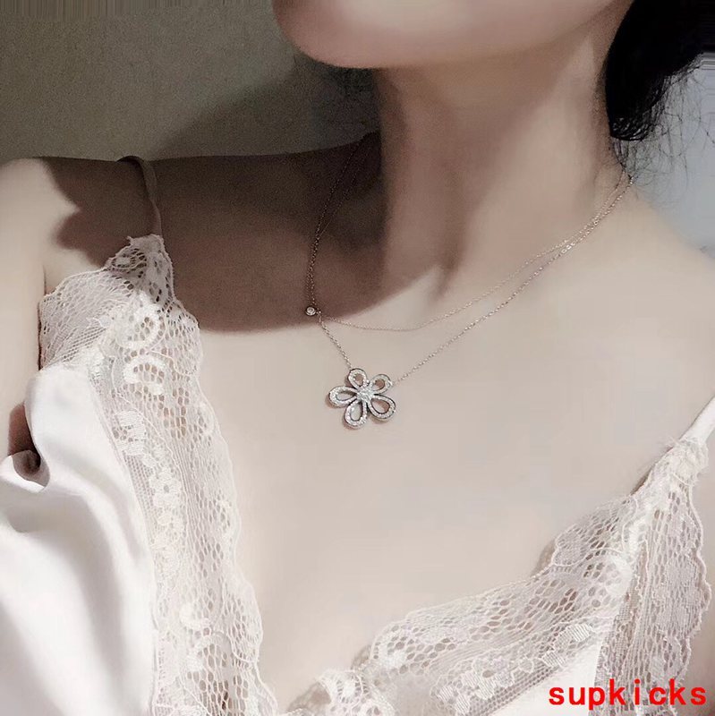 Close-up detail view of Van Cleef & Arpels unisex jewelry piece