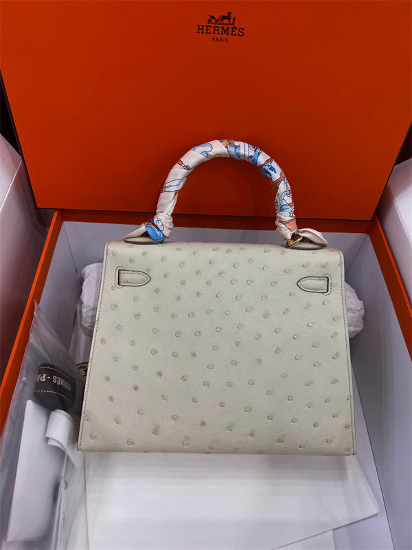  handbag interior and compartment view 9