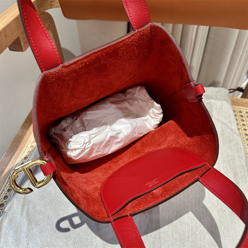  shoulder bag interior and compartment view 15