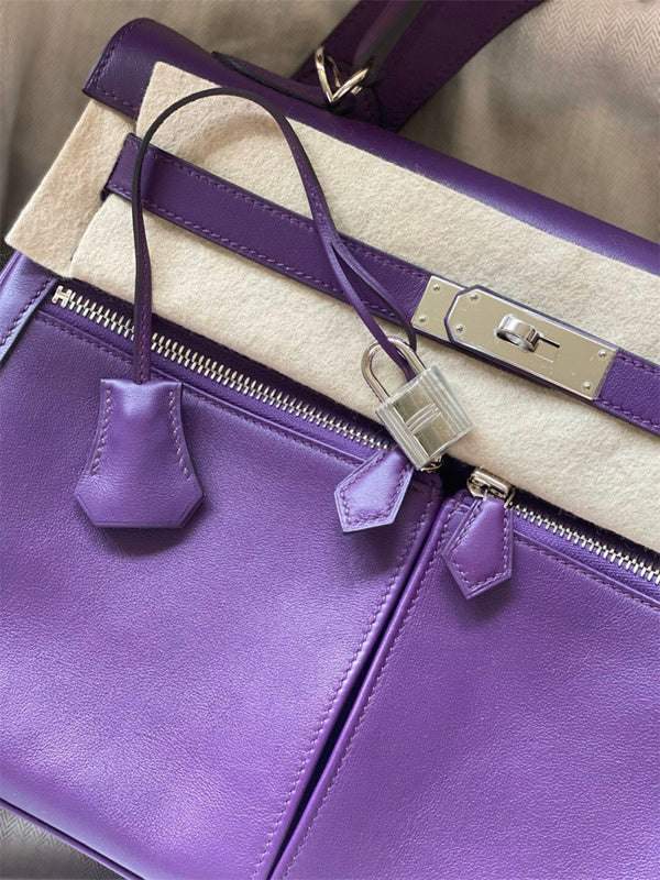  Minimalist shoulder bag carried on shoulder