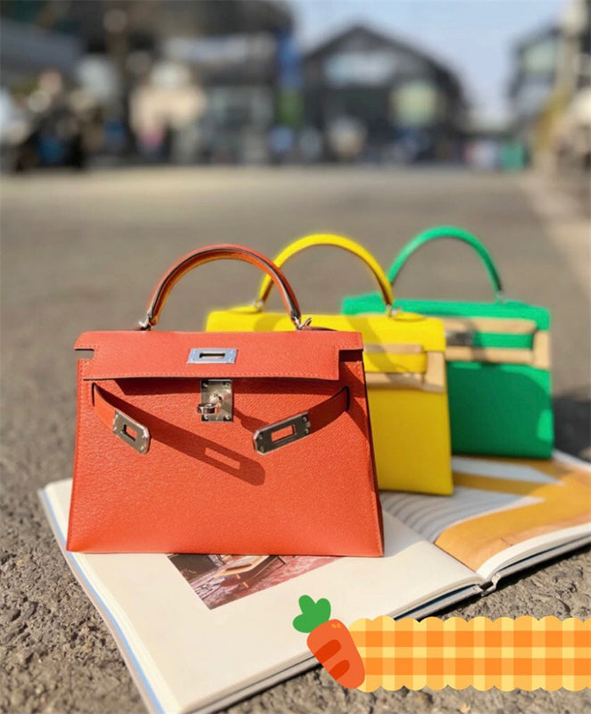  Versatile crossbody bag carried on shoulder