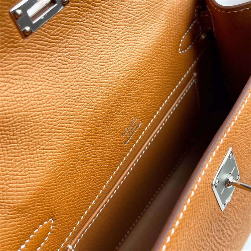  essential shoulder bag styled with outfit 30