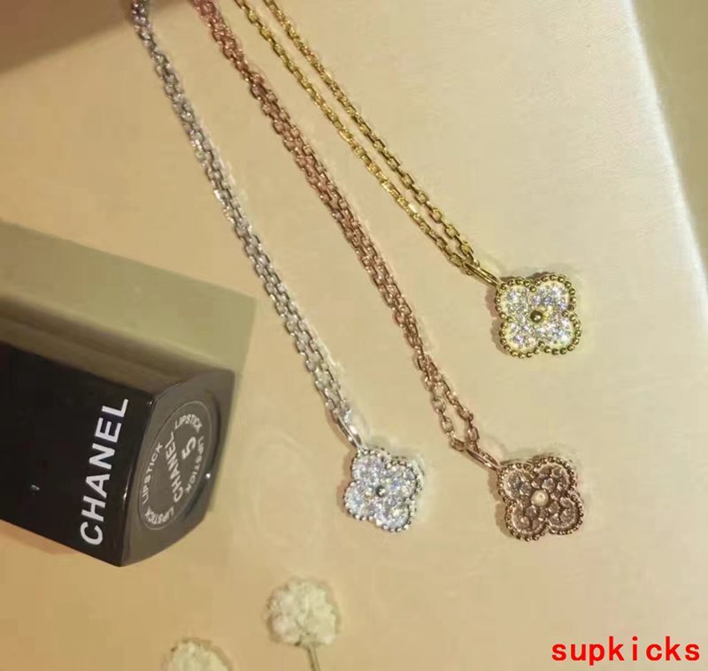 Full view of Van Cleef & Arpels unisex jewelry piece