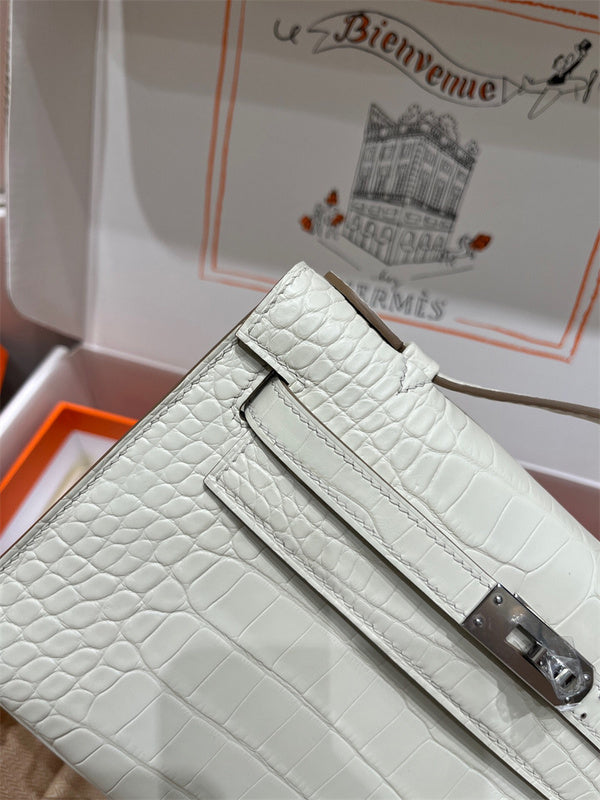  Streamlined tote bag carried on shoulder 16