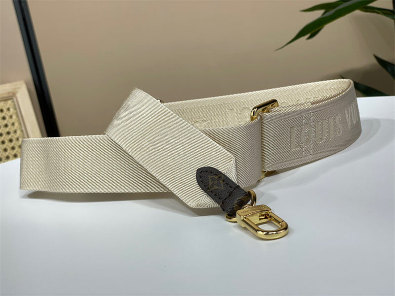 everyday crossbody bag detail view showing craftsmanship 8