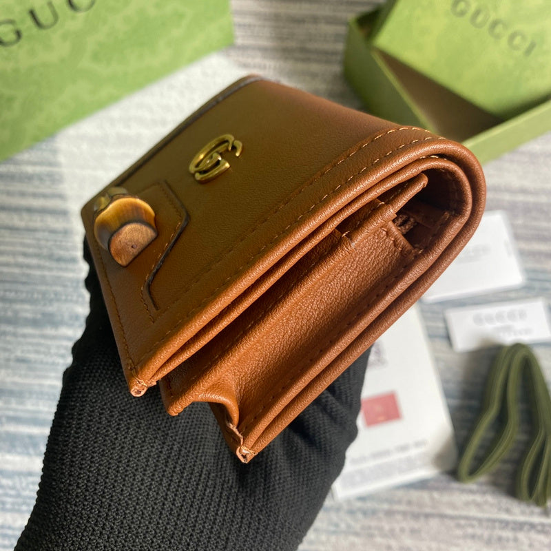 Handle and strap detail of classic structured women's handbag – women's everyday handbag