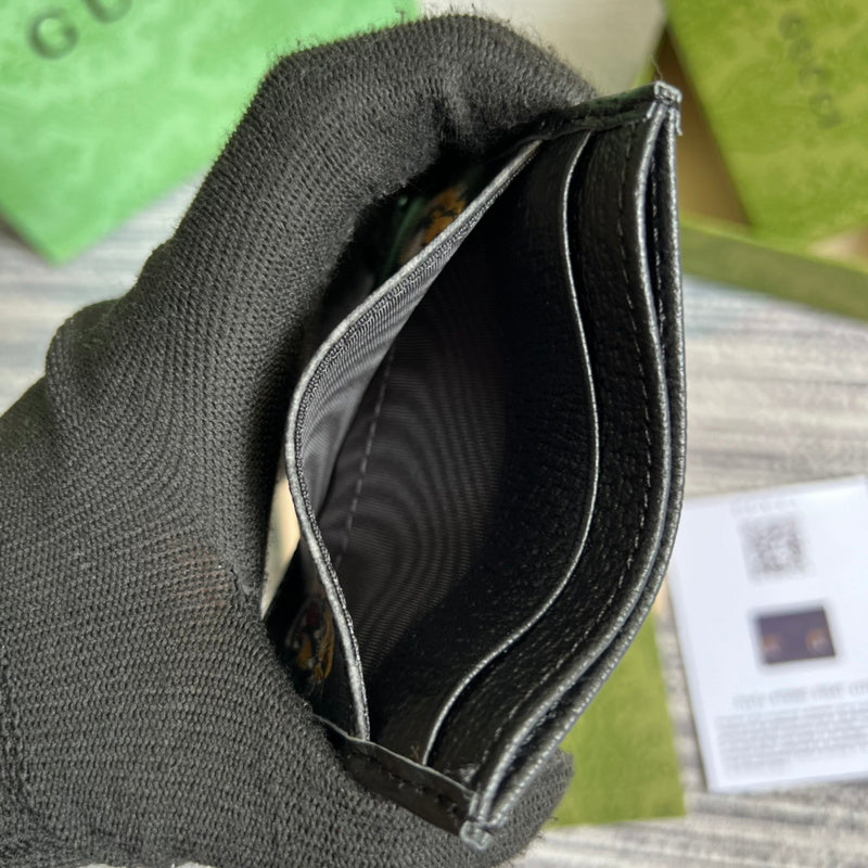 Close-up detail of structured sleek women's handbag – women's everyday handbag