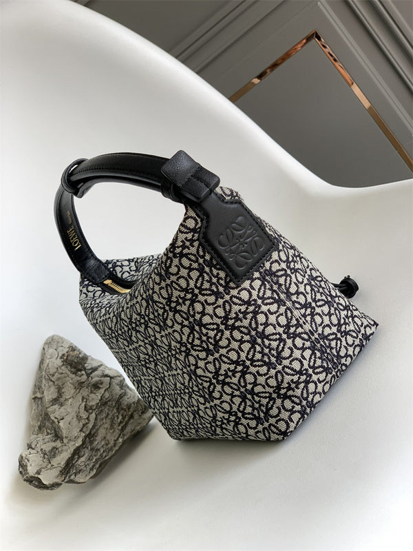 Ziva's Charm handbag – close-up view (21cm*17cm*12.5cm)
