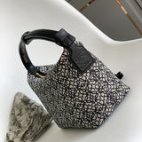 Ziva's Charm handbag – close-up view (21cm*17cm*12.5cm)