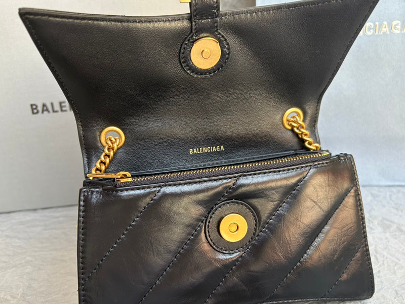 Zivas Charm Versatile Design Statement Handbag (Effortless Style Upgrade) – Lifestyle Shot
