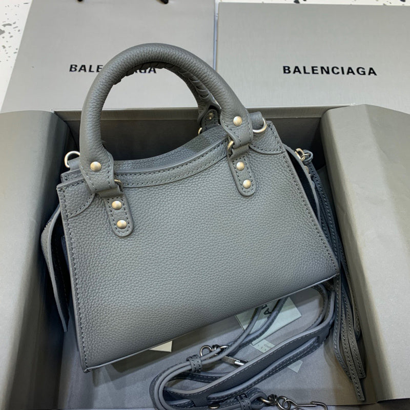 Bold Premium PU Leather Handbag - Chic Everyday Appeal | Women's Everyday Carry Handbag #324 - close-up detail shot (image 3) of designer-inspired handbag