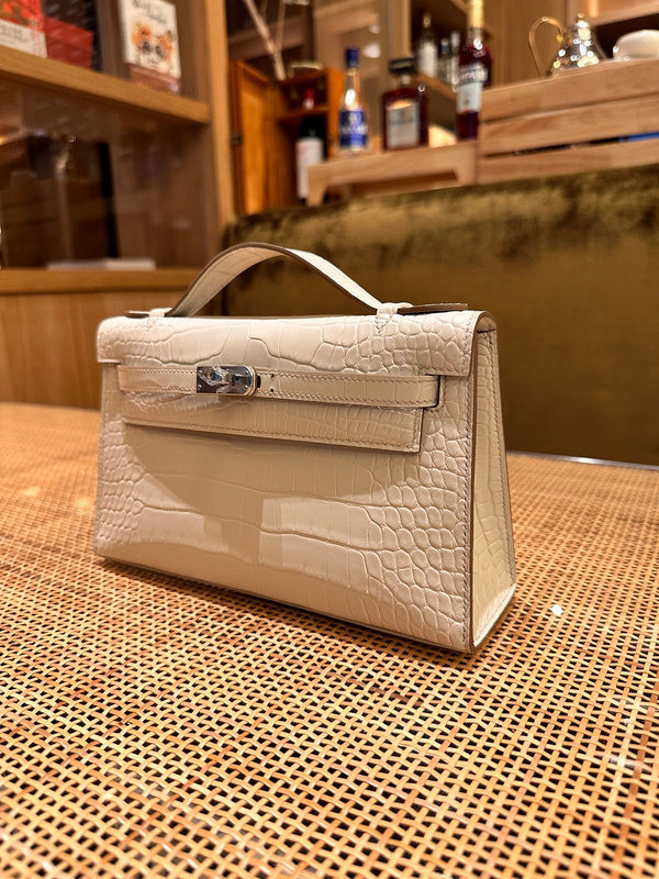  crossbody bag interior and compartment view
