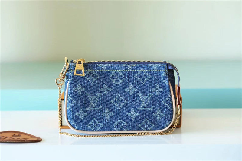  Essential everyday bag front view