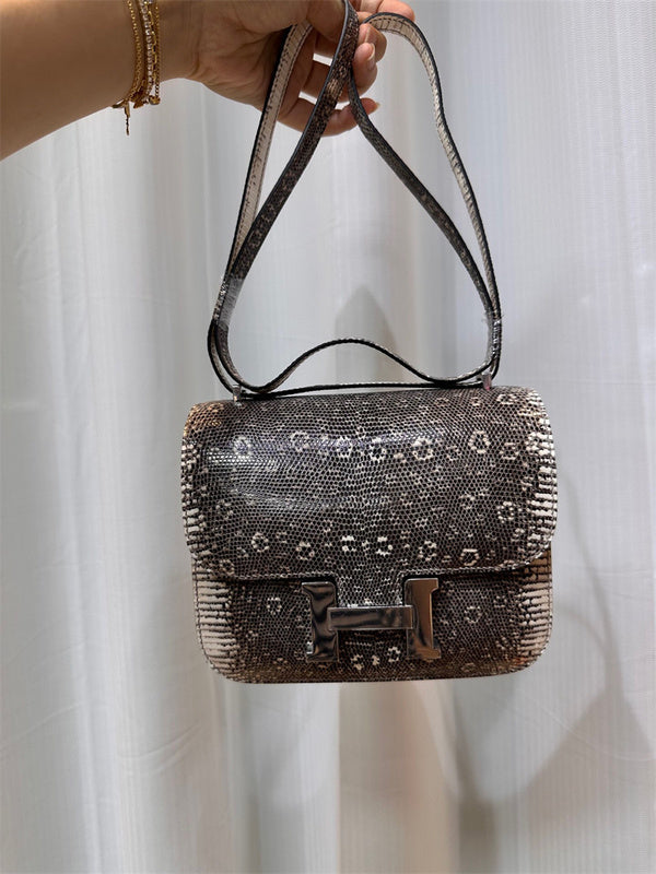  modern carryall bag styled with outfit 24