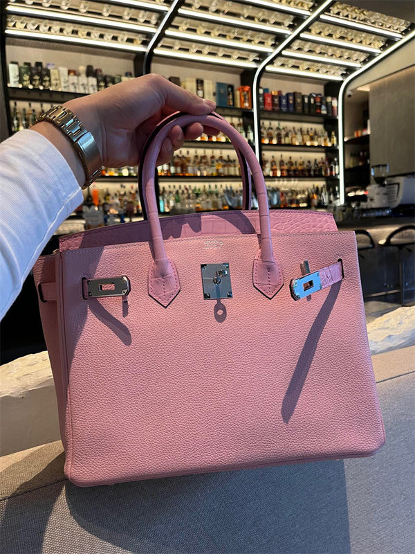  minimalist carryall bag detail view showing craftsmanship