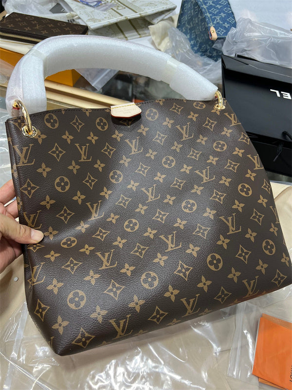  Understated crossbody bag front view