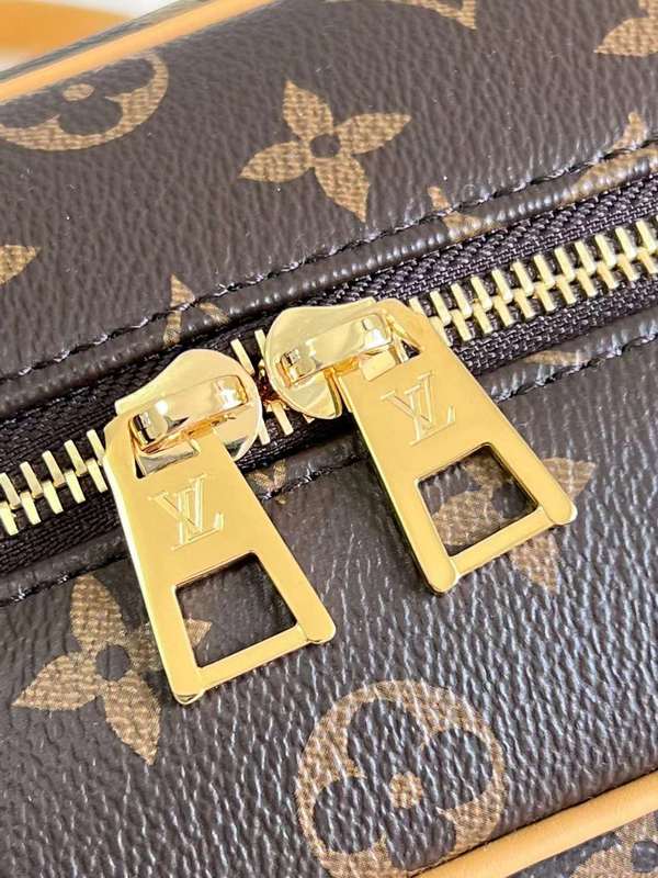 Handle and strap detail of signature everyday-luxe women's handbag – women's everyday handbag