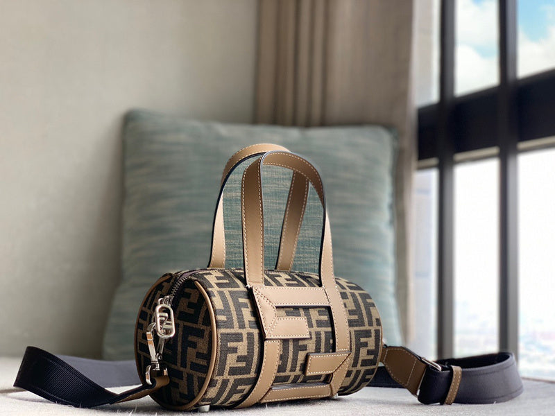 Ziva's Charm handbag – detail view (21.5cm*13cm*13cm)