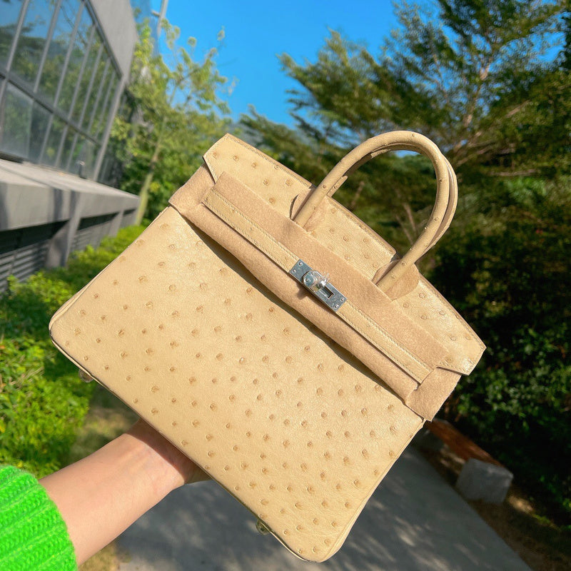 Effortless handbag styled for everyday wear