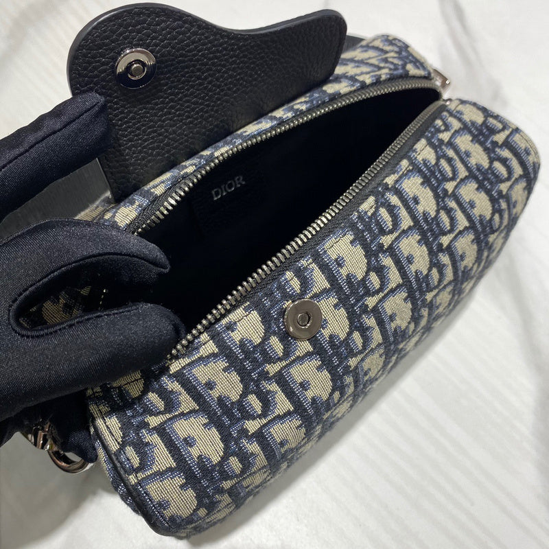 Front view of everyday-luxe polished women's handbag – women's luxury handbag