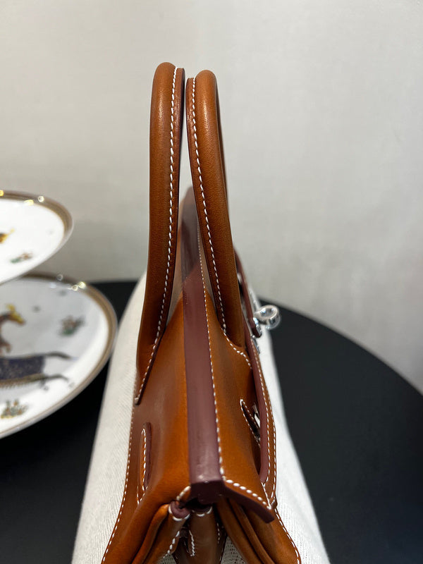 Crisp handbag styled for everyday wear