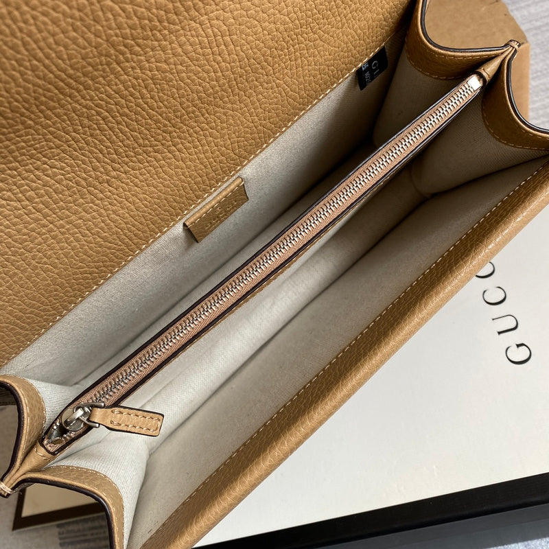 Side profile of modern everyday-luxe women's handbag – women's luxury accessory