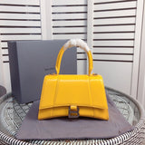 Side profile of everyday-luxe statement women's handbag – women's premium purse