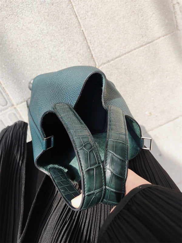  Graceful shopper bag carried on shoulder