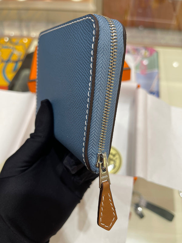 Fluid handbag styled for everyday wear