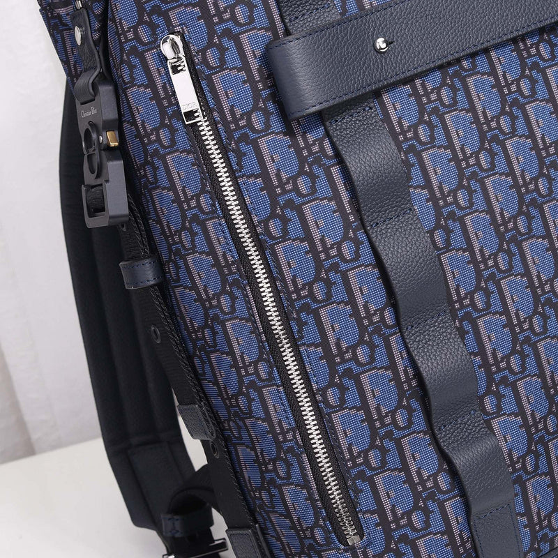 Handle and strap detail of chic statement women's handbag – women's premium purse